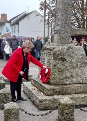 Hazel Brand laying wreath