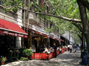 Pavement cafe with a boundary - Momos, CC BY-SA 3.0